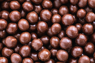 Fototapeta premium Brown chocolate dragee balls background