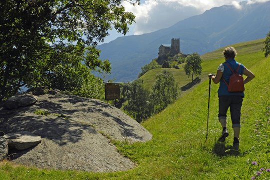 Wanderer beim Schloss Juval, S&uuml;dtirol