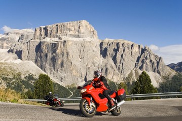 Motorrad auf Sellajoch- Passstraße