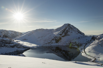 Vista del Lago Enol nevado, en el Parque Nacional de los Picos de Europa, en Asturias, España