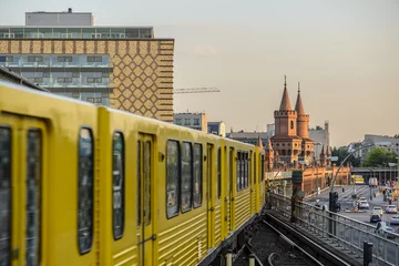 Poster Gele metro op weg naar de historische brug (Oberbaumbruecke) in Berlijn, Duitsland, Europa © AR Pictures