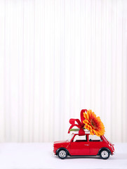 Miniaturauto mit Blume Hochformat