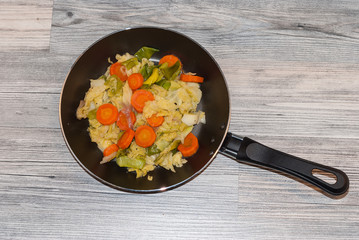 Gemüsepfanne mit Wirsing, Karotten und Lauch