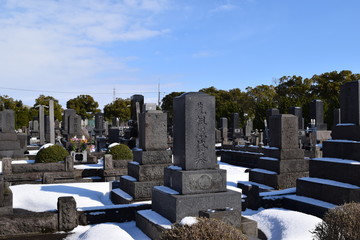 お墓の風景／雪国の山形県で、降雪後にお墓の風景を撮影した写真です。