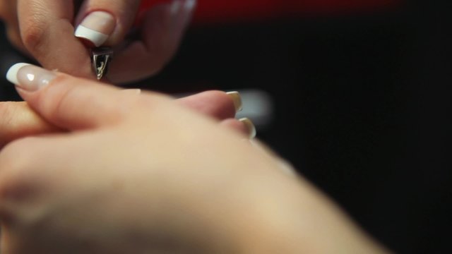 Trim classic manicure