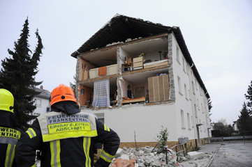 Explosion eines Wohnhaus - 103324472