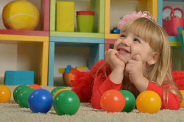 Obraz premium Portrait of little girl playing