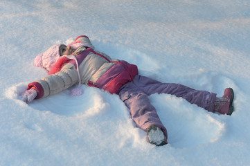 Fototapeta na wymiar little girl in winter park