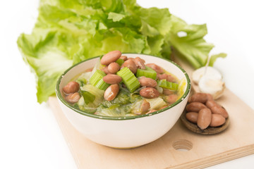 Zuppa di fagioli, sedano e scarola