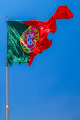 Drapeau portugais flottant au vent à Lisbonne.