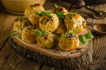 Cheesy bites with blue cheese and pepper