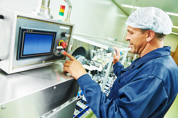 Obraz premium pharmaceutical factory worker