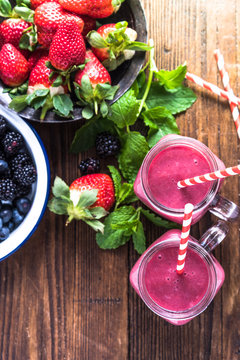 Making fresh dieting berry smoothie