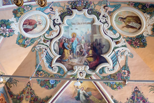 Москва. Монастырь святой Троицы. Роспись на потолке Трапезных палат.