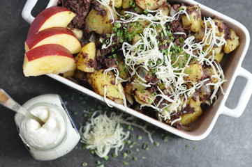 deftiges Gröstl aus Blutwurst mit Meerrettich als Hauptgericht