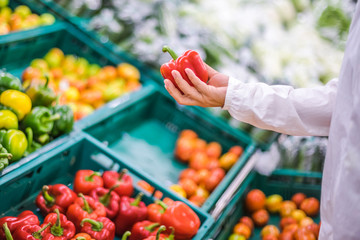 blur background of people shopping in supermarket