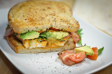 Club Sandwich aus H&uuml;hnerfleisch, Avocado, Speck