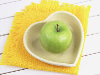 Grüner Apfel  im Schale-Herz