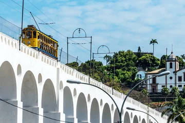Foto auf Acrylglas Gelber Zug unter dem Stadtteil Lapa in Rio de Janeiro, Brasilien © Kseniya Ragozina