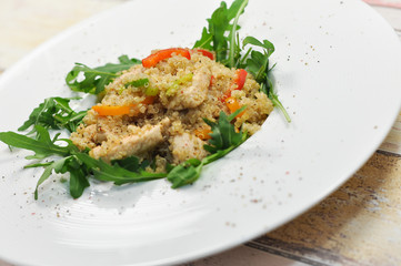 Gesunde glutenfreie Quinoa Gemüsepfanne mit Huhn