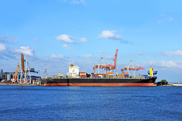 Fototapeta premium Cargo crane and ship