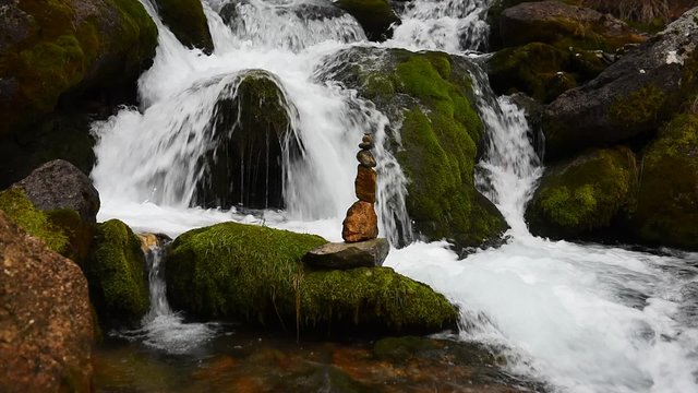 şelale sularının g&uuml;zelliği ve zen taşı