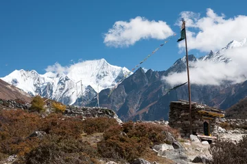 Verduisterende gordijnen Shishapangma Gebedsvlaggen in Langtang Valley, Himalaya, Nepal