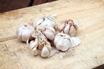 sliced garlic, garlic clove, garlic bulb on chopping block