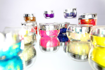 沢山の輝くカラフルなマニキュアボトル