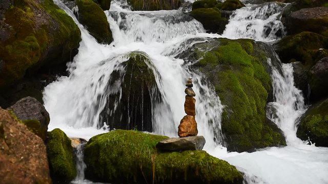 zen taşı ve şelale suları