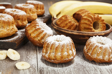 Banana muffins with sugar powder
