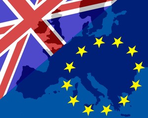 Brexit - 
Die Flaggen Großbritanniens und Europas lassen die Konturen Europas durchscheinen
