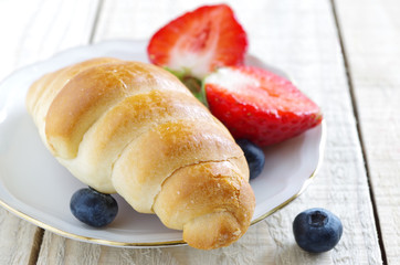 sommerliches Frühstück mit Milchhörnchen und Beerenobst