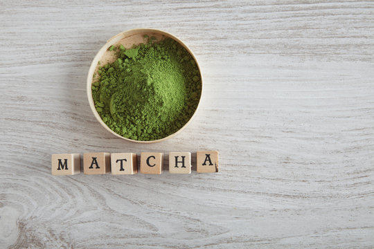 Fototapeta matcha tea powder in wooden box lettering