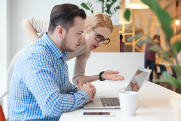 Fototapeta premium coworkers discussing in stylish studio office