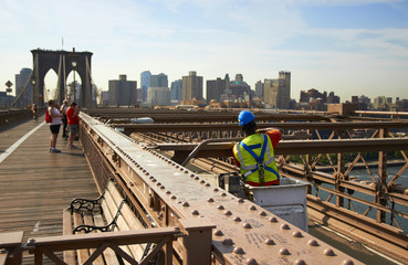 Naklejka premium Pracownik na Brooklyn Bridge.