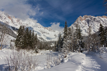 Fototapeta premium Spazierweg, Winterlandschaft in den Bergen