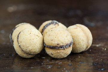 Baci di dama, biscotti fatti in casa, biscotti con nocciole e cioccolato, baci di nus, pasticceria fatta in casa