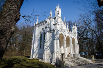 Kleine Kathendrale im Wald