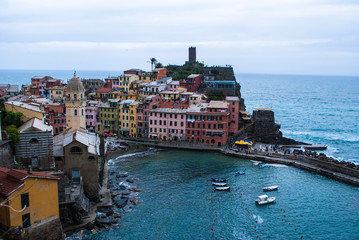 Fototapeta na wymiar Vernazza vom Cinque Terre Trail aus gesehen