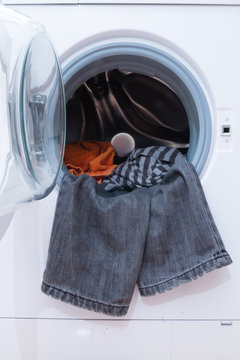 Washing machine with clothes