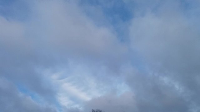 Zeitrafferaufnahme von wei&szlig;en Wolken und blauem Himmel an einem sonnigen Tag