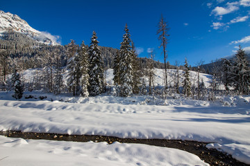 Obraz premium Verschneite Winterlandschaft in den Bergen