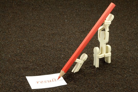 M&auml;nnchen schreiben im Team das Wort result