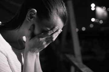 Obraz premium Crying woman in the city. 