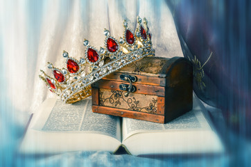 Aufgeschlagene Bibel mit Schatz und Krone mit Farbeffekt, Struktur und  Unschärfeeffekt - 103359407
