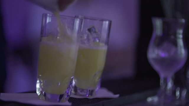SLO MO CLOSE-UP Bartender preparing cocktail

