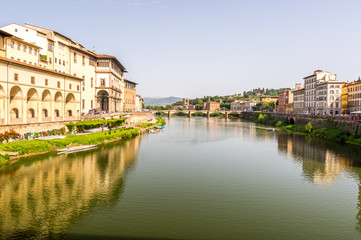 Fototapeta na wymiar Arno River in Firenza