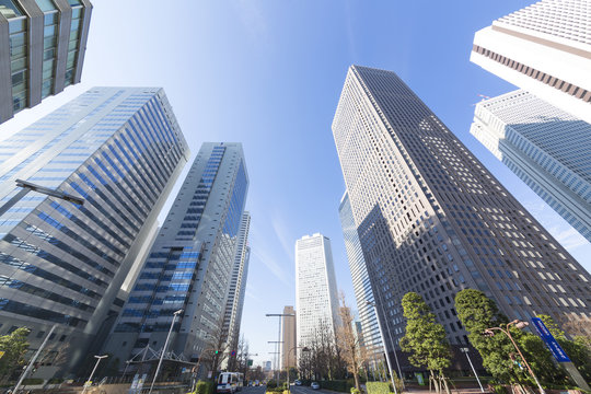 東京都市風景　超広角　ローアングル　新宿高層ビル群　快晴　青空