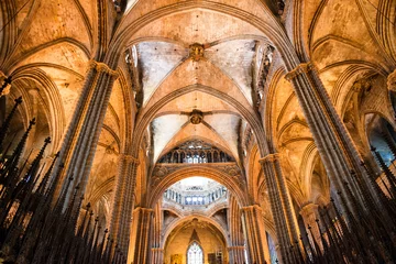 Innenraum der Kathedrale von Barcelona mit gewölbter Decke © XtravaganT